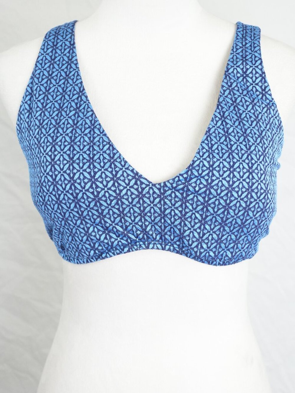 NWT Size 16 Swimsuit Top Bikini UPF 50+ Convertable Straps Blue